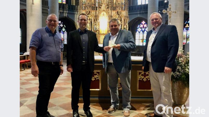 Groß war die Freude bei Kirchenmusiker Bernhard Müllers, Stadtpfarrer Thomas Helm, Schatzmeister Siegfried Nest und dem Vorsitzenden des Orgelbauvereins Franz Meier (von links) bei der Übergabe des Spendenertrags aus den Mittagsmeditationen in Höhe von 1500 Euro an den Orgelbauverein von St. Martin. Bild: ads