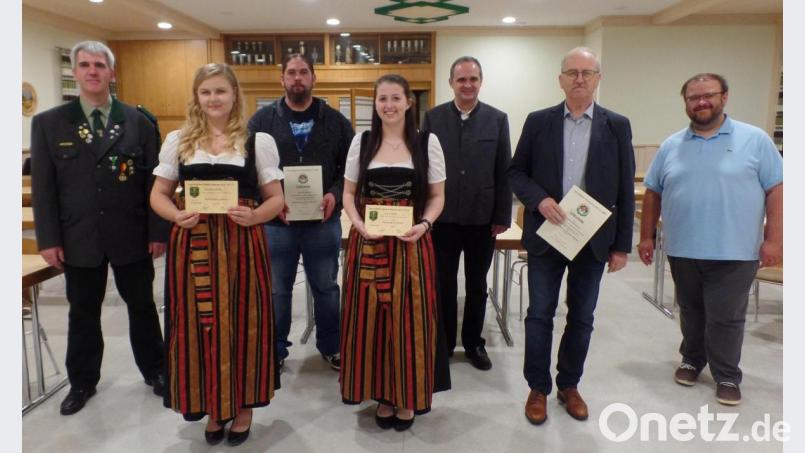 Fünf Mitglieder der Sportschützen „Einigkeit Hubertus“ wurden für ihre 10- und 25-jährige Vereinszugehörigkeit geehrt. Unser Bild zeigt (von rechts), Bürgermeister Johann Walter, Bruno Haberkorn, Stefan Hörer, Luise Stahl, Daniel Kaufmann und Johanna Pühl sowie den Sportschützenvorstand Wolfgang Raps. Bild: br