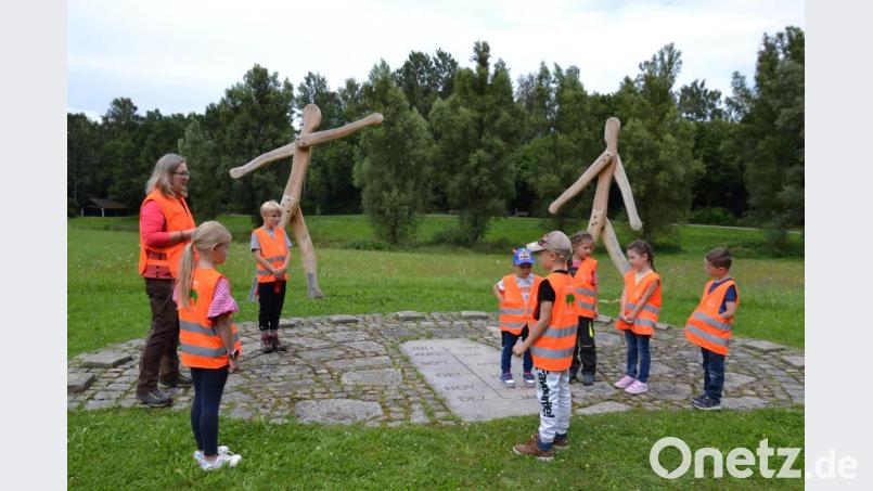 Mit Waldpädagogin Erika Grötsch auf Tour waren die Kinder im Rahmen des Ferienprogramms der Gemeinde. Bild: gi
