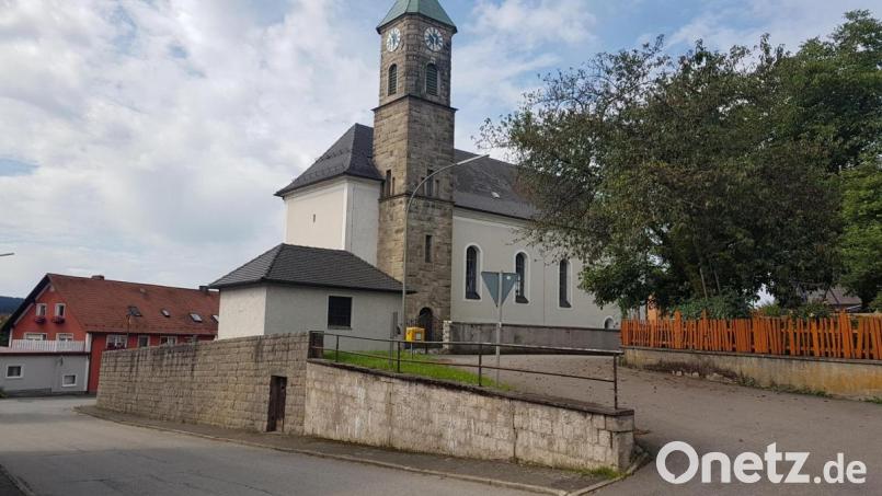 Sorgen bereitet dem Bauausschuss auch der Zustand des oberen Teiles der Mauer zum Aufgang der Kirche in Etzgersrieth. Bild: gi
