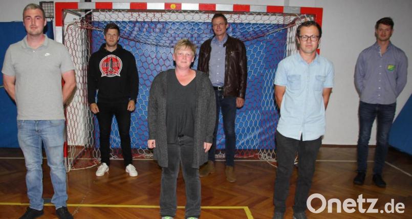 Dieses Vorstandsteam leitet den Handballclub Tirschenreuth in den kommenden zwei Jahren (von links): Christian Ducheck, Matthias Schön, Yvonne Rubner, Vorsitzender Thomas Kurzeck, Christian Platzer und Valentin Kurzeck. Bild: kro