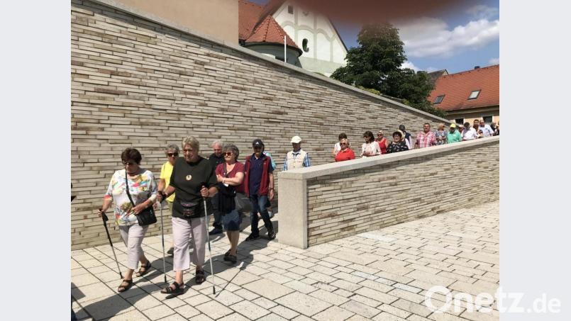 Quartiersmanagerin Cornelia Stahl führte die Teilnehmer auch zu den &quot;Schlosskellern&quot;. Bild: Leben Plus/exb