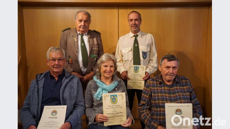 Der Schützenverein Germania Großalbershof ehrt langjährige Mitglieder: (von links) Georg Trautmann, Günter Fleischmann, Elfriede Jonscher, Markus Fleischmann und Georg Schweininger. Bild: krn