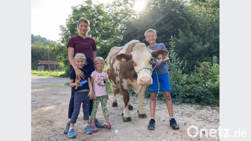 Die Kinder der Familie Dotzler aus Kindlas (Stadt Hirschau) mit ihrer 100.000-Liter-Kuh Erna, die inzwischen 13 Jahre alt ist. Von links: Tochter Hanna, die Zwillinge Josefine und Fanny sowie Sohn Felix. Bild: Miriam Mehrl