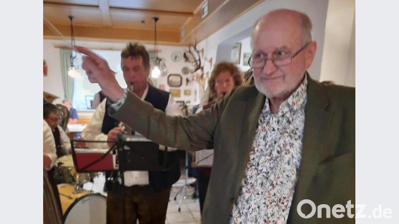 Musikalisch sehr engagiert ist der pensionierte Weidener Gymnasiallehrer Richard Keßler. Mit Ehefrau Christine und seinen Freunden feiert er 75. Geburtstag. Auf dem Bild dirigiert er die Stadtkapelle Neustadt. Bild: kwl