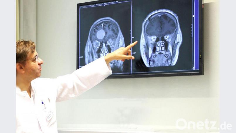 PD Dr. Hischam Bassiouni ist Chefarzt der Klinik für Neurochirurgie am Klinikum St. Marien Amberg und der Kliniken Nordoberpfalz AG. Er klärte über Behandlungsmöglichkeiten von Gefäßmissbildungen und Hirntumoren in der Neurochirurgie auf. Bild: Klinikum/Dietl/exb