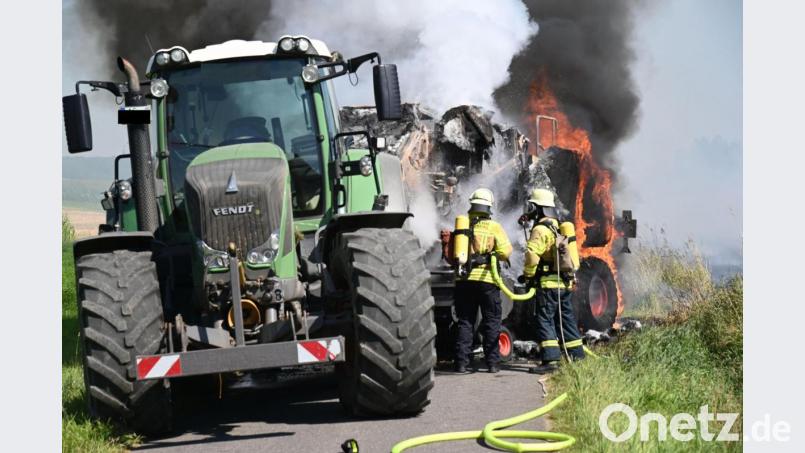 Der Brand einer Strohpresse in Speckmannshof verlief dank eines reaktionsschnellen Landwirts und der Feuerwehr relativ glimpflich. Bild: gf