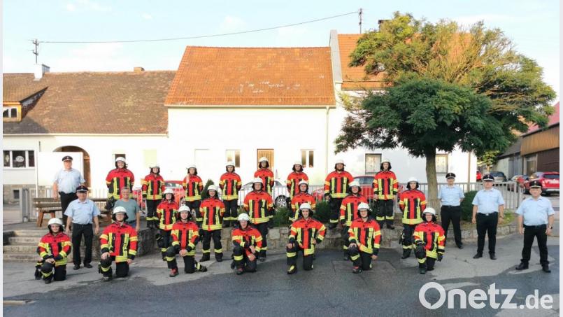 Die Prüfer bescheinigten allen 21 Feuerwehrfrauen und -männern einen tadellosen Übungsablauf. Bild: gz