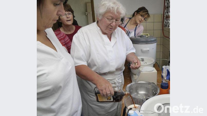 Marille Gramolla in ihrem Element – bei einem Backkurs in Köfering (Kümmersbruck/Landkreis Amberg-Sulzbach) zeigte sie jungen Frauen, wie man die perfekten Oberpfälzer Küchln hinbekommt. Archivbild: Petra Hartl