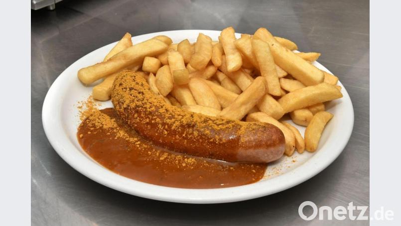 Currywurst mit Pommes - ein Kantinen-Klassiker: Bild: Petra Hartl