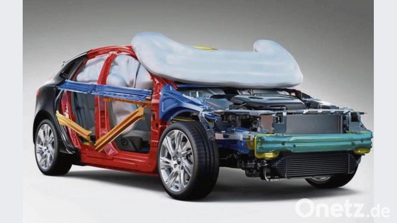 Auto mit Weichmacher: Hier zeigt der Volvo V40 seinen Airbag für Fußgänger. Bild: Volvo/dpa