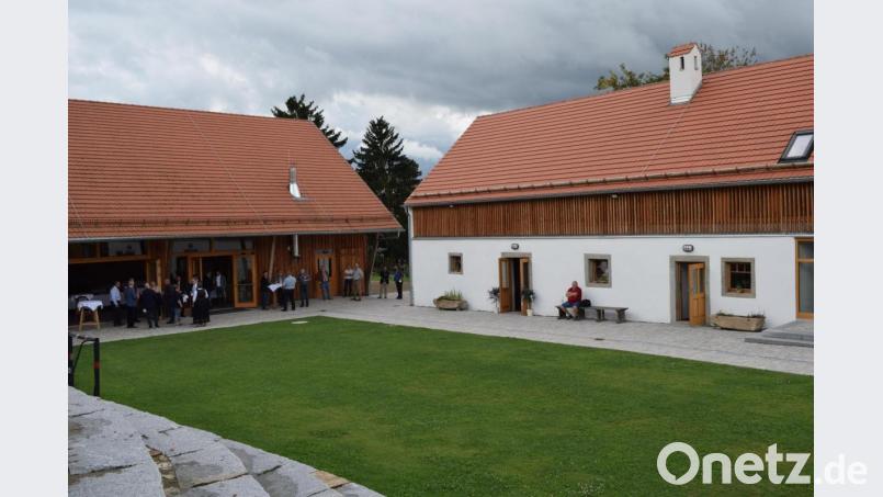 Das gesamte Ensemble Schlossbauernhof umfasst den Gemeindestadl, das Gemeinschaftshaus, den Kinderspielplatz und den Festplatz. Bild: bnr