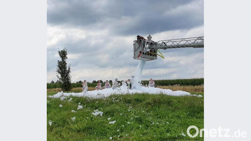 Viel Spaß hatten die jüngsten Nachwuchskräfte der Feuerwehr Kemnath bei der Schaumparty. Den Badeschaum &quot;regnete&quot; es dabei aus dem Korb der Drehleiter herab. Bild: mde