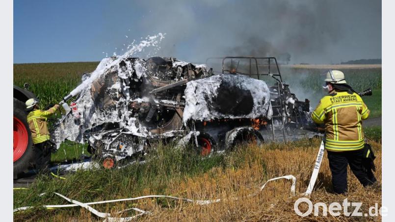 Brand einer Strohpresse in Speckmannshof bei Amberg. Bild: gf