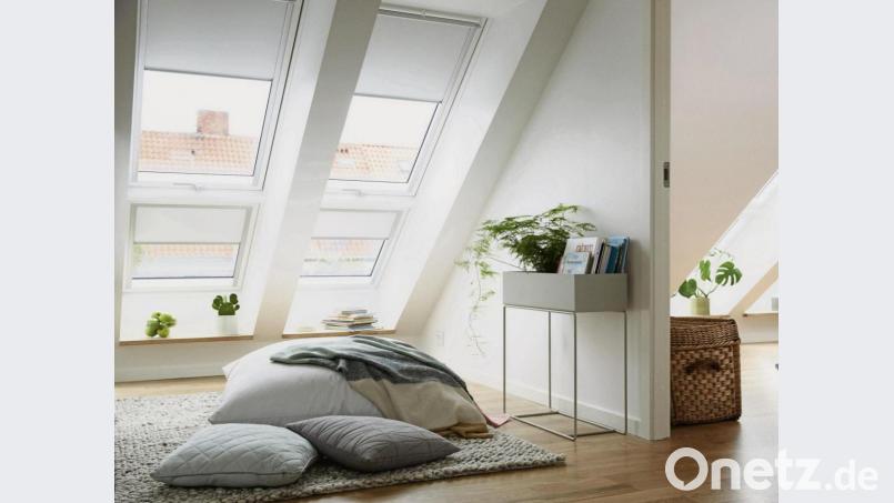 Die Lebensqualität in einem Dachgeschoss kann hoch sein, gerade wegen der vielen Fenster. Man sollte aber einen Sonnen- und Wärmeschutz für den Sommer einplanen. Bild:  Velux/dpa