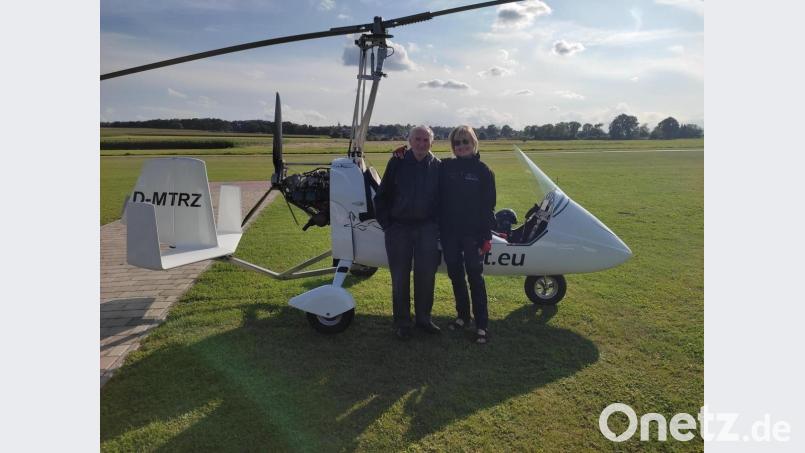 Rudi Langner und Pilotin Gabi Moll vor dem Gyrokopter. Bild: Familie Langner/exb