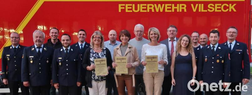 Die Feuerwehr-Führungsriege freut sich mit ihren langjährigen Mitgliedern. Bild: rha