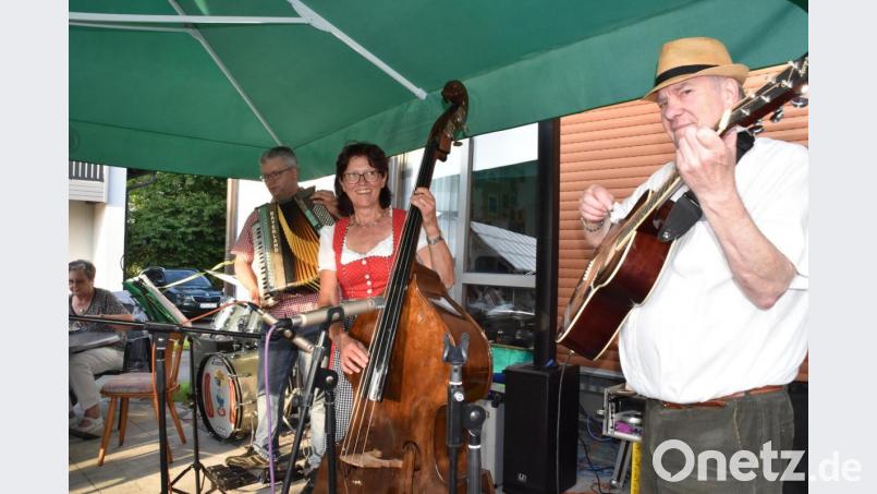 Eugen Eberhardt,, Barbara Dineiger, Wolfgang Butz und Rudi Hesl (hinten, verdeckt) begeisterten mit echter Oberpfälzer Volksmusik und mit moedernen Klängen. Bild: hcz