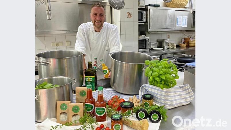 Was Josef Braun ins einen Töpfen zu Saucen verarbeitet, serviert er seinen Kunden in ansprechend gestalteten Gläsern und Flaschen verpackt. Bild: Völkl