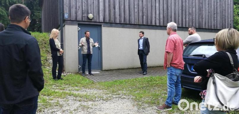 Verbandsräte der Schwend-Poppberg-Gruppe machen sich ein Bild des Hochbehälters im Raum Alfeld. Bild: dir