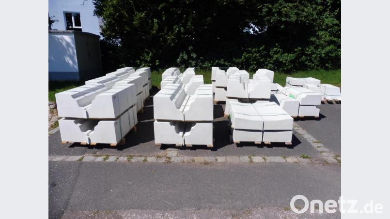 Des Rätsels Lösung: Formsteine für die barrierefreie Bushaltestelle. Bild: ibj