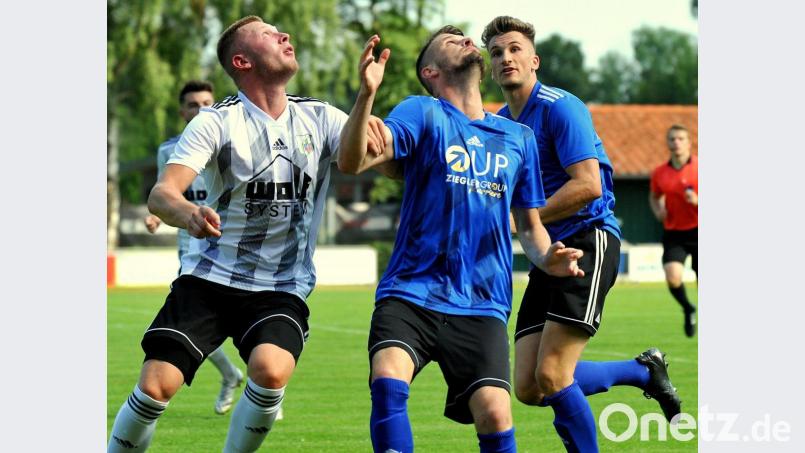 Die SpVgg SV Weiden (im Bild Josef Rodler, Mitte, und Nico Argauer, rechts,) schielt vor dem Spitzenspiel am Dienstagabend gegen den TSV Seebach auf die Tabellenführung in der Landesliga Mitte. Bild: Werner Franken