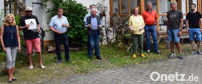 Die Dorfgemeinschaft Viehberg spendiert spendiert Schilder mit den Hofnamen. Hier bei der Übergabe der Tafeln Doris Schmidt (links), die Vorsitzende der Dorfgemeinschaft, sowie Zweiter Bürgermeister Georg Paulus (Dritter von rechts). Bild: oe