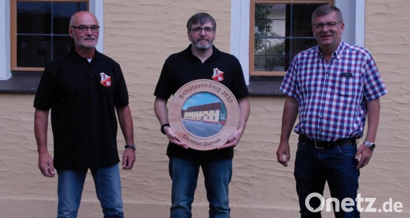 Dem neue Schützenkönig der Feuerschützen Schmidmühlen, Christian Dietrich (Mitte) gratulieren Vorsitzender Theo Fochtner (links) und Bürgermeister Peter Braun. Bild: pop