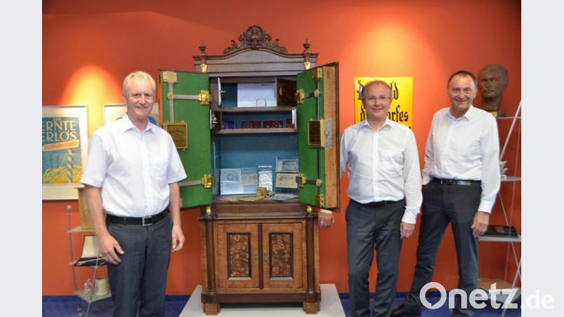 Vorstandssprecher Direktor Karl Völkl (rechts) und die Direktoren Robert Stahl (links) und Werner Bäumler (Zweiter von rechts) haben gut lachen. Sie haben die Raiffeisenbank erfolgreich durch die Corona-Pandemie geführt und sind auch für die Zukunft gut aufgestellt. Dieser sehenswerte Safe beinhaltet alte Sparbücher und Geldscheine aus längst vergangener Zeit. Bild: dob