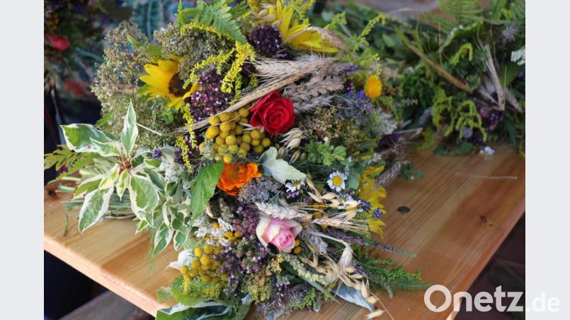 Aus Blumen und heilkräftigen Kräutern, sowie dem Getreide entstehen diese bunten wundervollen Sträuße, die gesegnet werden und an Maria Himmelfahrt mit nach Hause in die Wohnung genommen werden. Bild: rpp