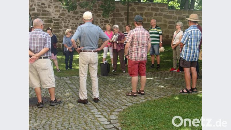 Gästeführerin Elisabeth Schreml (Mitte) entführt die Teilnehmer am Stadtrundgang in die Welt der Musik in Grafenwöhr. Bild: Kultur- und Militärmuseum Grafenwöhr/exb