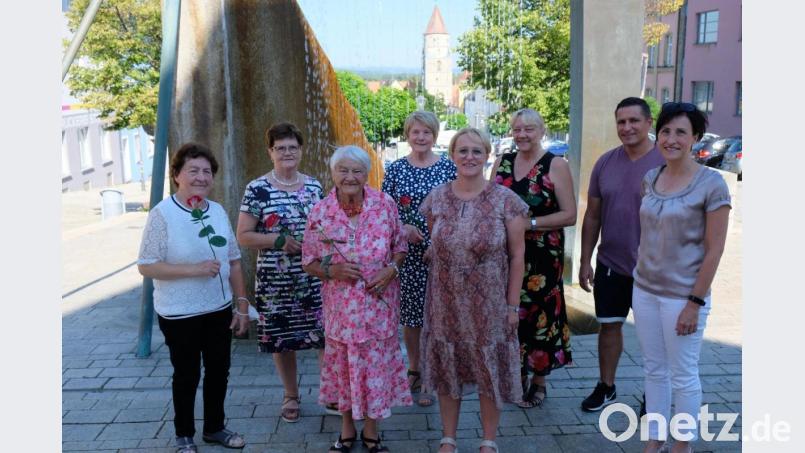 In der Jubiläums-Jahreshauptversammlung ehrt die Frauen-Union Eschenbach ihre Gründungsmitglieder. Es gratulieren Vorsitzende Monika Diertl (Vierte von rechts), FU-Kreisvorsitzende Tanja Schiffmann (rechts) und Bürgermeister Marcus Gradl. Bild: do