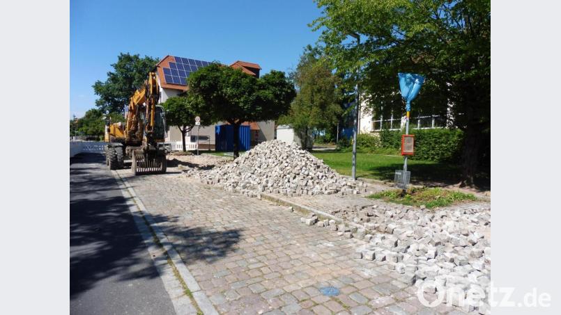 Die Bushaltestelle in der Herbert-Falk-Straße wird barrierefrei umgestaltet. Dazu muss zunächst das bestehende Granitsteinpflaster entfernt werden. Bild: ibj