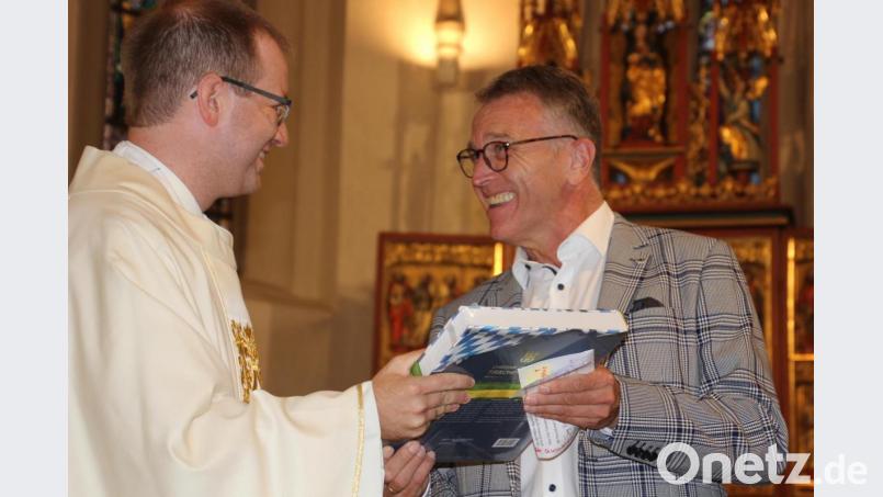 Es wurde auch gelacht: Tirschenreuths Bürgermeister Franz Stahl überreichte die Tirschenreuther Chronik und erteilte den Kaplan den Ritterschlag mit den Worten &quot;passt scho&quot;. Bild: kro