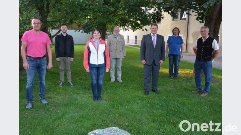 Mit dieser Mannschaft geht der Musikförderverein Mitterteich die Zukunft an: (von links) Reiner Artmann, Thomas Wührl, Tanja Ernstberger, Ludwig Kraus, Vorsitzender Stefan Grillmeier, Klemens Reif und Johannes Burger. Bild: jr