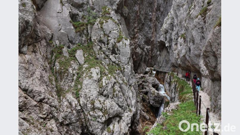 Der Weg durch die Höllentalklamm ist mit Absperrungen gesichert. Foto: Verena Wolff/dpa/archivbild Bild: Verena Wolff/dpa