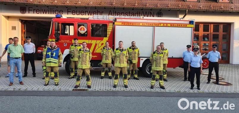 Die Schiedsrichtern, Feuerwehrreferent Andreas Greiner und Bürgermeister Ernst Schicketanz konnten sich vom Ausbildungsstand der neuen Aktiven überzeugen. Bild: adj