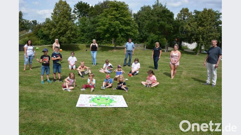 Bei der Inklusiven Ferienbetreuung sind die Kinder in verschiedene Kleingruppen eingeteilt. Beim Foto sind auch Projektleiterin Julia Schmeller (Dritte von rechts), Lebenshilfe-Geschäftsführer Berthold Kellner (rechts) sowie Erwin Bösl (Vierter von rechts) vom Familienentlastenden Dienst und einige der Betreuerinnen dabei. Bild: jr