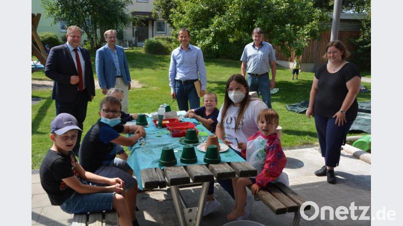 Teil des Programms war auch ein Besuch bei den Kindern der Inklusiven Ferienbetreuung. Mit im Bild (im Hintergrund, von links) Bürgermeister Stefan Grillmeier, Lebenshilfe-Geschäftsführer Berthold Kellner, MdB Albert Rupprecht, Erwin Bösl und Christina Ponader (beide Lebenshilfe). Bild: jr