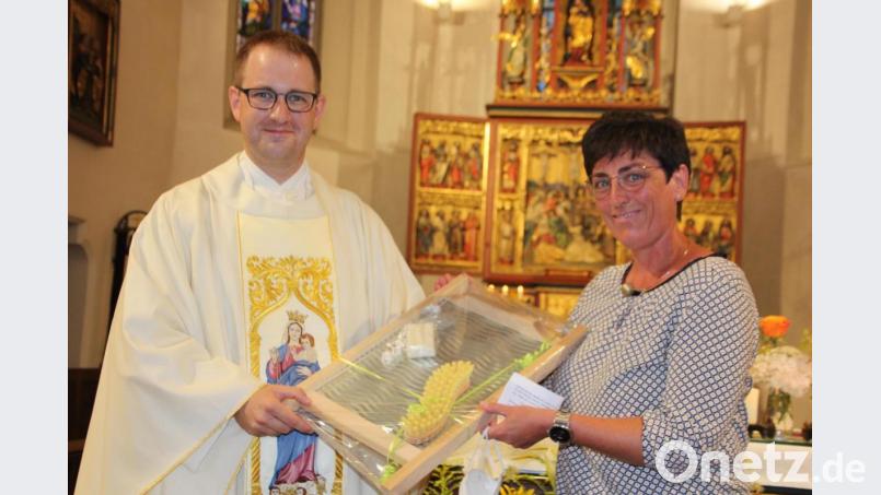 Praktisches schenkte ihm Pfarrgemeinderatssprecherin Edith Schön: ein Waschbrett mit den dazugehörigen Utensilien. Bild: kro