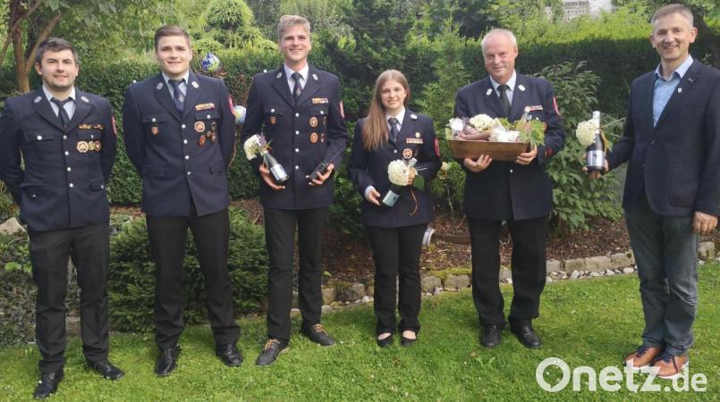 Die junge Zantner Feuerwehrführung samt dem geehrtem Kommandanten (on links): Erster Vorsitzender Florian Salzhuber, Zweiter Vorsitzender Tobias Fleischmann, Erster Kommandant Martin Fleischmann, Zweite Kommandantin Edeltraud Donhauser, der scheidende Kommandant Richard Trummer sowie Bürgermeister Albert Geitner. Bild: Feuerwehr Zant/exb