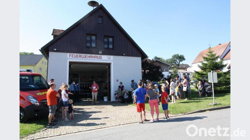 Am 13. August war bundesweiter Tag des Rauchmelders - tags darauf übergab Bürgermeisterin Carmen Pepiuk (vor dem Gerätehaustor) in Feilersdorf je eine &quot;Mini-Feuersirene&quot; an die Eltern von 41 in den Jahren 2018 bis 2020 geborenen Kindern. Bild: bjp