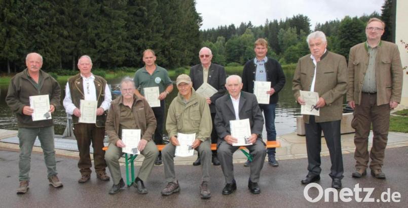 Vorsitzender Alexander Flierl (rechts) ehrte langjährige Mitglieder der BJV- Kreisgruppe Oberviechtach für ihr Treue. Bild: frd