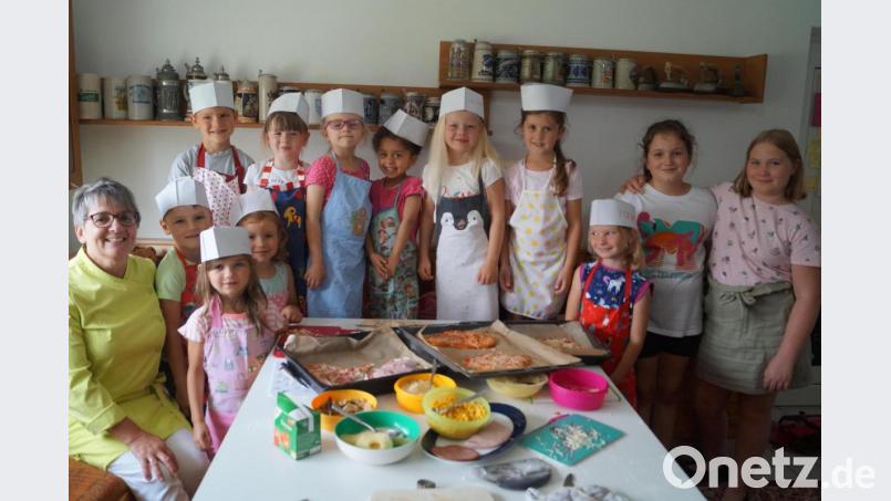 Unter Anleitung von Köchin Doris Bock (links) stellten zehn Kinder zum Auftakt des Ferienprogramms in der Gemeinde Schirmitz originelle italienische Fladen her, die köstlich schmeckten. Bild: du