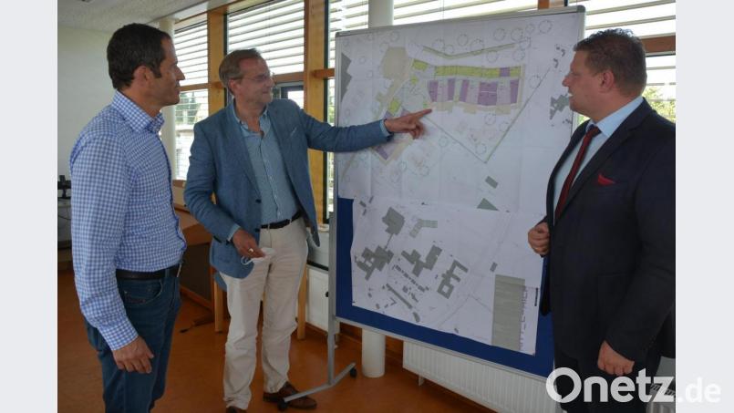 MdB Albert Rupprecht ließ sich von Lebenshilfe-Geschäftsführer Berthold Kellner und Bürgermeister Stefan Grillmeier (von links) die Pläne für den Neubau des Kinderhauses „Purzelbaum“ zeigen. Bild: jr