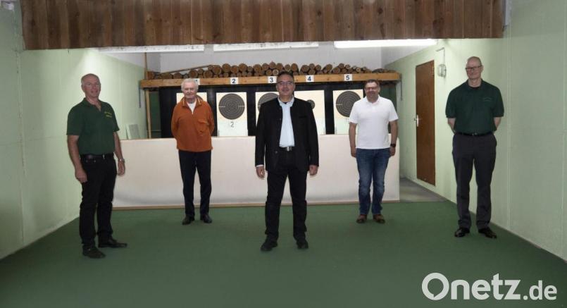 Schützenmeister Bernhard Ott (links) und zweiter Schützenmeister Michael Hiller (rechts) ehren Helmut Bergler, Jürgen Hofmann und Roland Müller (Zweiter bis Vierter von links) für ihre Treue zu den Hubertus-Schützen. Bild: mor