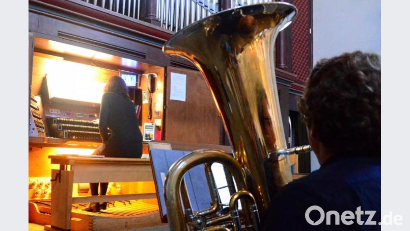 Tim Weigardt (Tuba) und Anna-Magdalena Bukreev (Orgel) spielten bei &quot;Punkt 12&quot; in St. Josef. Bild: Kunz