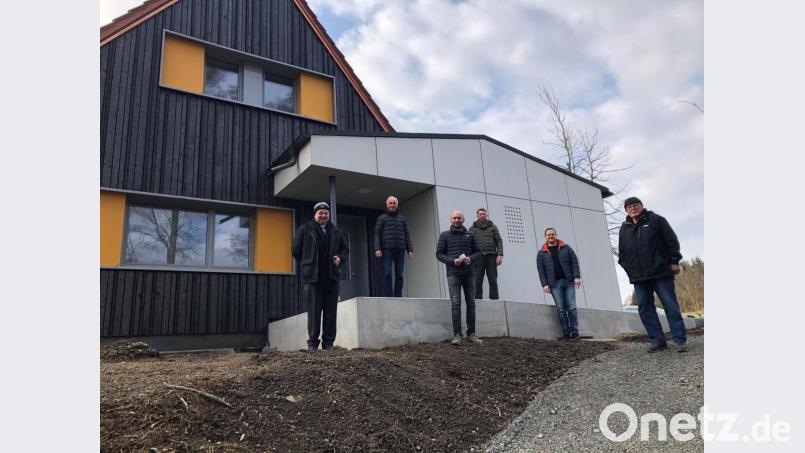 Nicht mehr wieder zu erkennen ist das Kolpinghaus Riglasreuth nach der Sanierung. Zum Termin vor Ort trafen sich (von links): Pfarrer Josef Waleszczuk, Bürgermeister Peter König, Architekt Gerald Braun, Josef Hösl von der Kolpingsfamilie, Christian Keller vom ALE und Richard Stock als Sprecher der Teilnehmergemeinschaft der örtlichen Dorferneuerung. Bild: öt