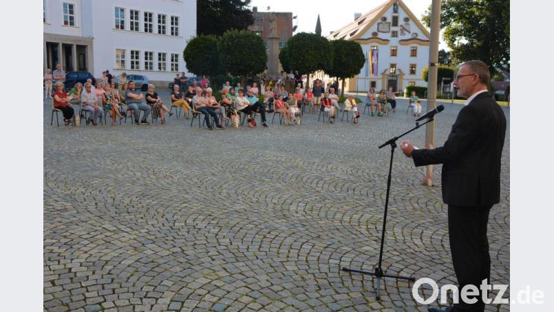 Stadtpfarrer Dr. Thomas Vogl stellte den Zuhörern am Basilikaplatz die sechs Glocken der Basilika vor. Bild: jr