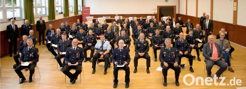 Landrat Roland Grillmeier (stehend rechts) ehrte zusammen mit Kreisbrandrat Andreas Wührl (stehend, Zweiter von links), den Bürgermeistern und Führungen der Feuerwehren die langjährigen Aktiven für 25 und 40 Dienstjahre. Bild: flt